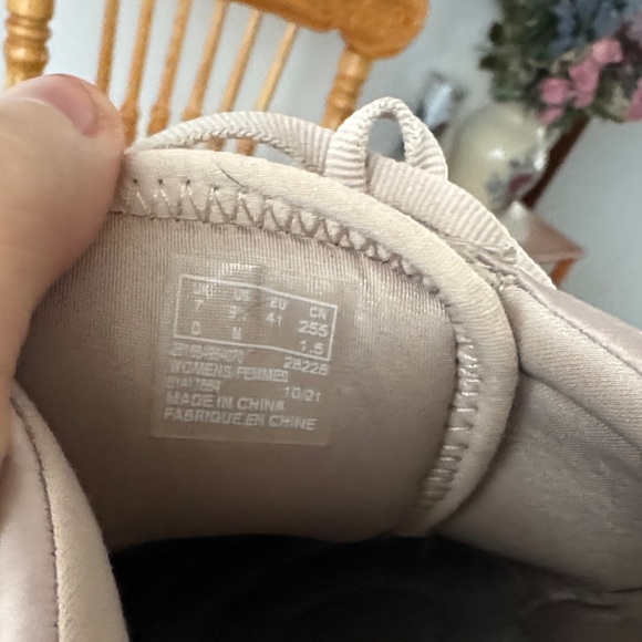 Clarks Women's Rose Gold Pink Sneakers athletic shoes wit pink Rhinestone Detail - Picture 5 of 8